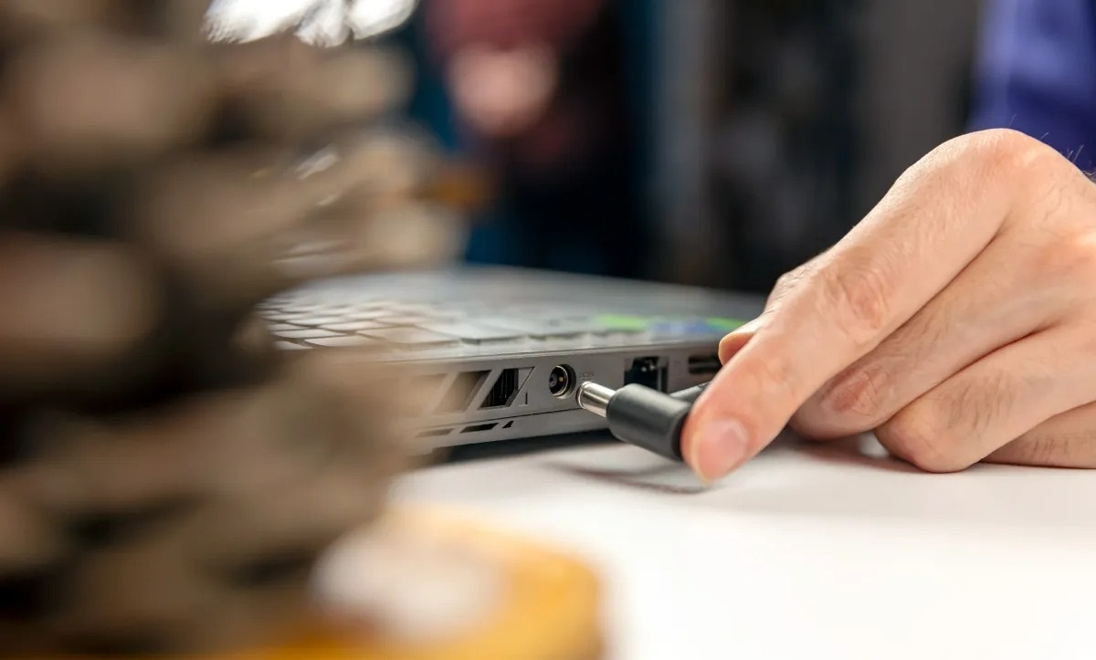 آیا شارژ دائم لپ‌تاپ به باتری آن آسیب می‌زند؟ پاسخ شما را شگفت‌زده می‌کند!