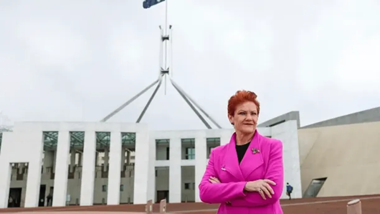 تعلیق سناتور استرالیایی به خاطر توهین به مسلمانان با پوشیدن برقع (+عکس)