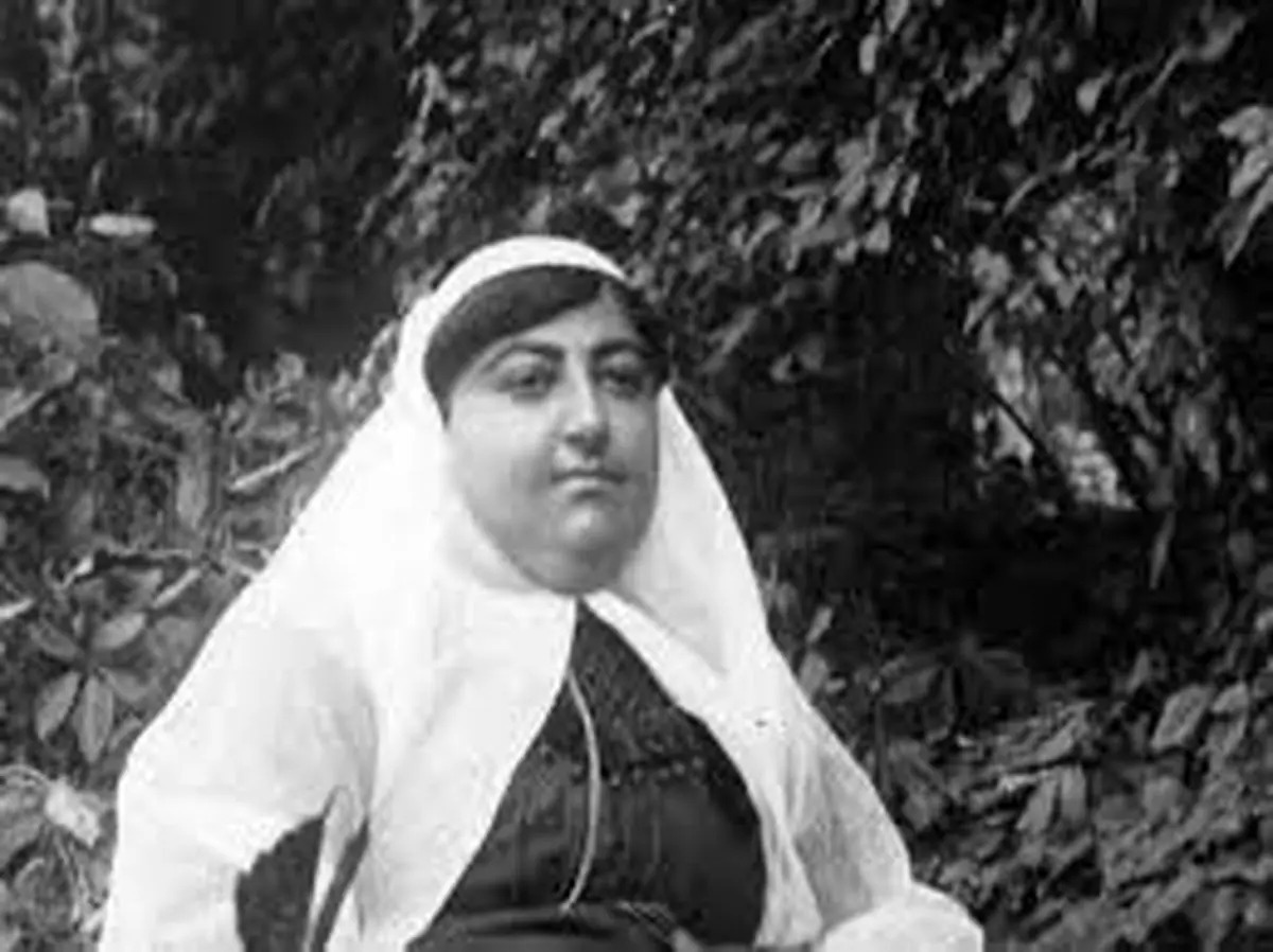 «گربه‌ای در کنار مادر احمدشاه؛ عکس یادگاری در دل تاریخ»