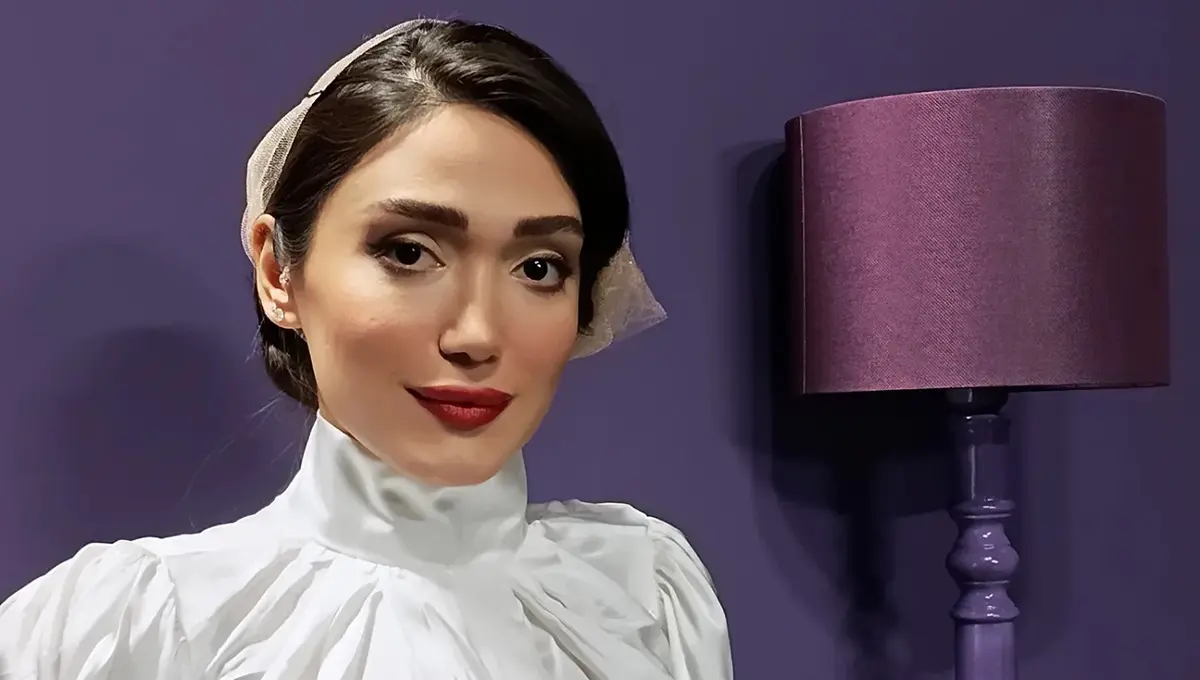 فرزانه قاسم‌زاده با چهره‌ای متفاوت و پوشش کلاسیک در نمایش «والس تصادفی» درخشش یافت (عکس)