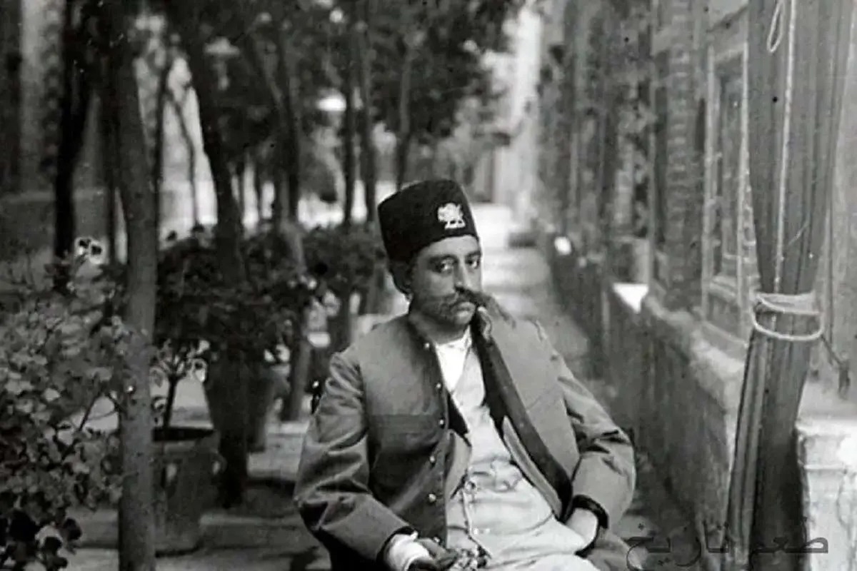 لحظه تاریخی امضای فرمان مشروطیت توسط مظفرالدین شاه در سال ۱۲۸۵ (عکس)