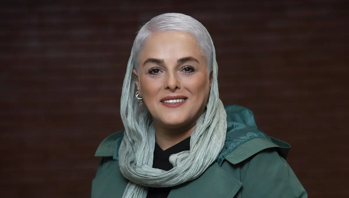 «باران اسیدی» در تماشاخانه ایران‌شهر؛ تغییرات شگفت‌انگیز تیپ الهام شعبانی در پشت صحنه (عکس)