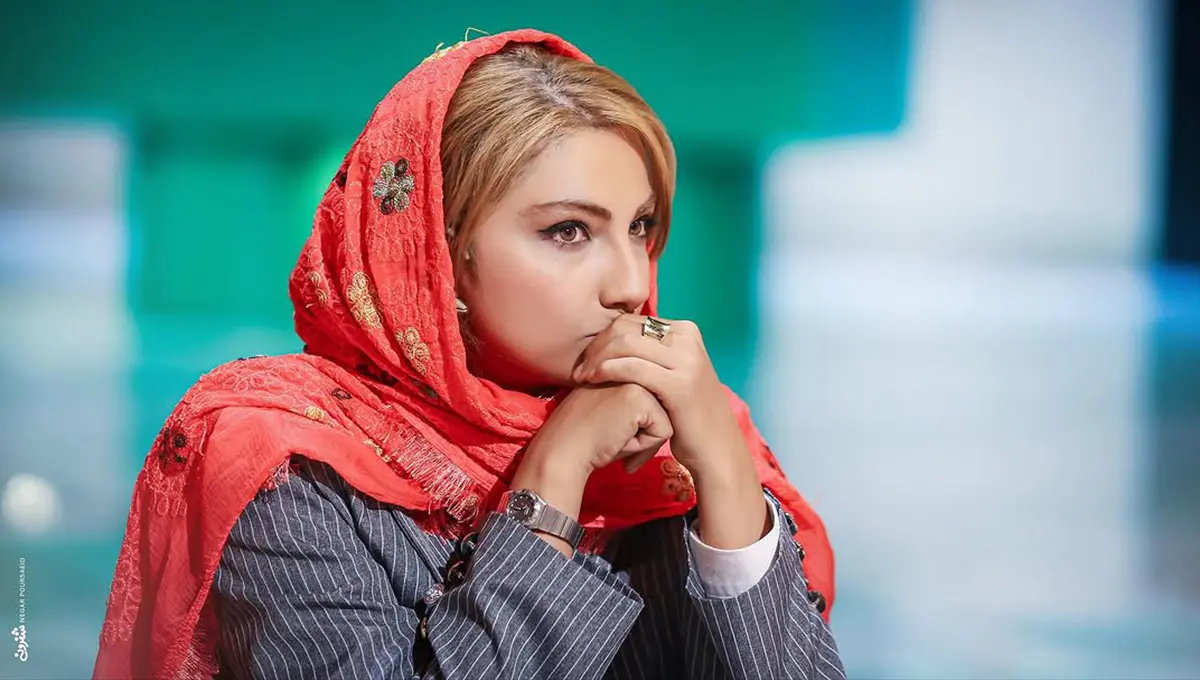 محیا دهقانی با تیپ جسورانه: کت خاکستری و شال قرمز آتشین در کانون توجه (عکس)