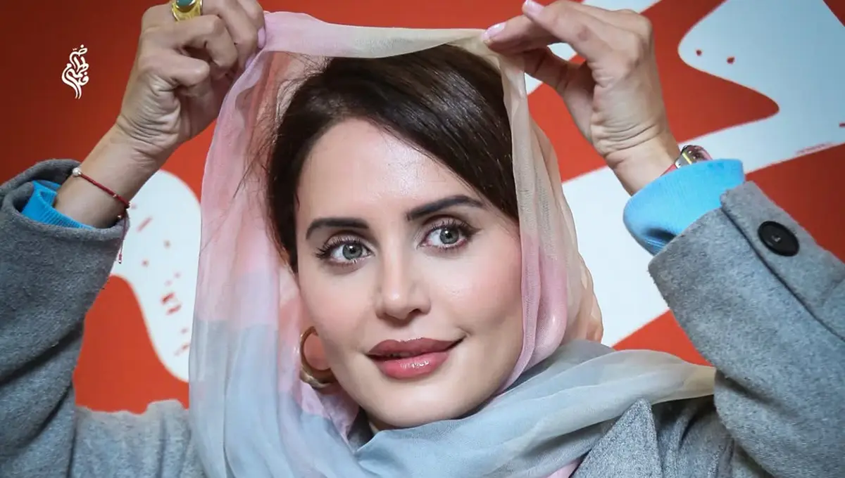 استایل پاییزی و شیک الناز شاکردوست با پالتوی طوسی و کیف صورتی در اکران «کج پیله» (عکس)