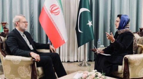 علی لاریجانی، رئیس سابق مجلس شورای اسلامی، اعلام کرد که ایران آمادگی دارد به پاکستان «کارت سفید» ارائه دهد. وی تصریح کرد که این اقدام می‌تواند به توسعه همکاری‌های دو کشور و تقویت روابط دوجانبه کمک کند. لاریجانی همچنین به اهمیت هم‌افزایی و همکاری‌های منطقه‌ای اشاره کرد و بر لزوم