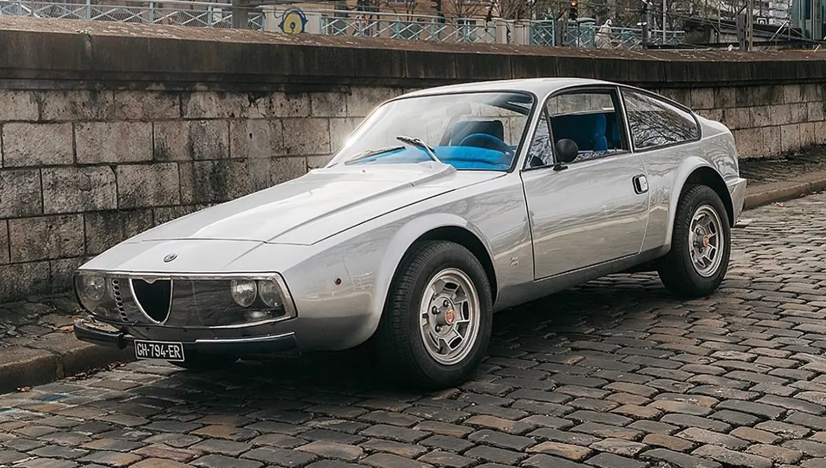 آلفارومئو ۱۳۰۰ GT جونیور زاگاتو؛ زیبایی‌های آبی درون کابین (+عکس)