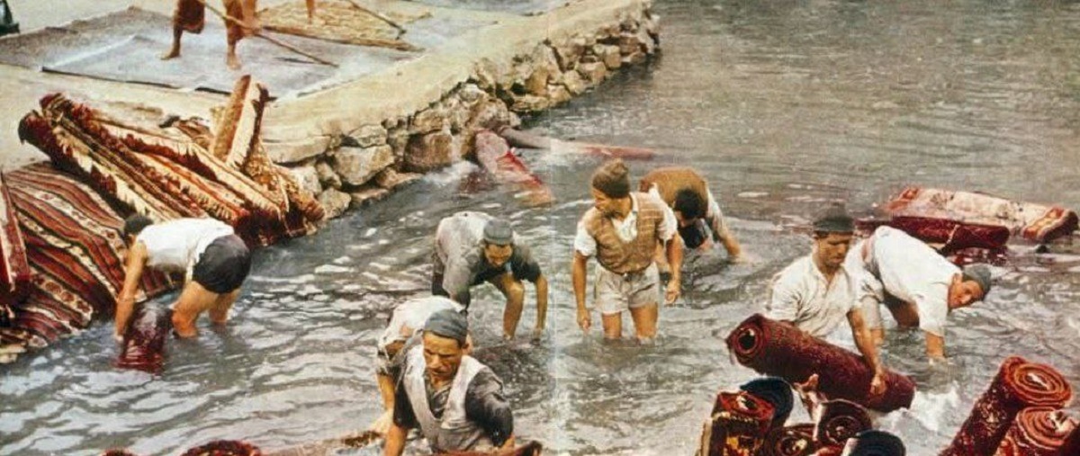 شست‌وشوی فرش در چشمه علی شهر ری در دهه چهل (عکس)