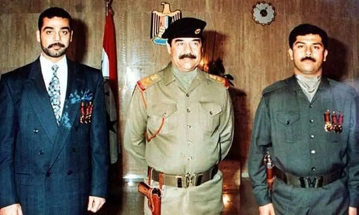 عدی، پسر بی‌رحم صدام، در حال موتورسواری با خانواده‌اش در دهه ۶۰