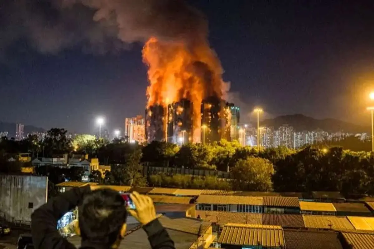 آتش‌سوزی مرگبار در هنگ کنگ؛ بیش از ۳۲۰ قربانی و مفقود شده‌اند