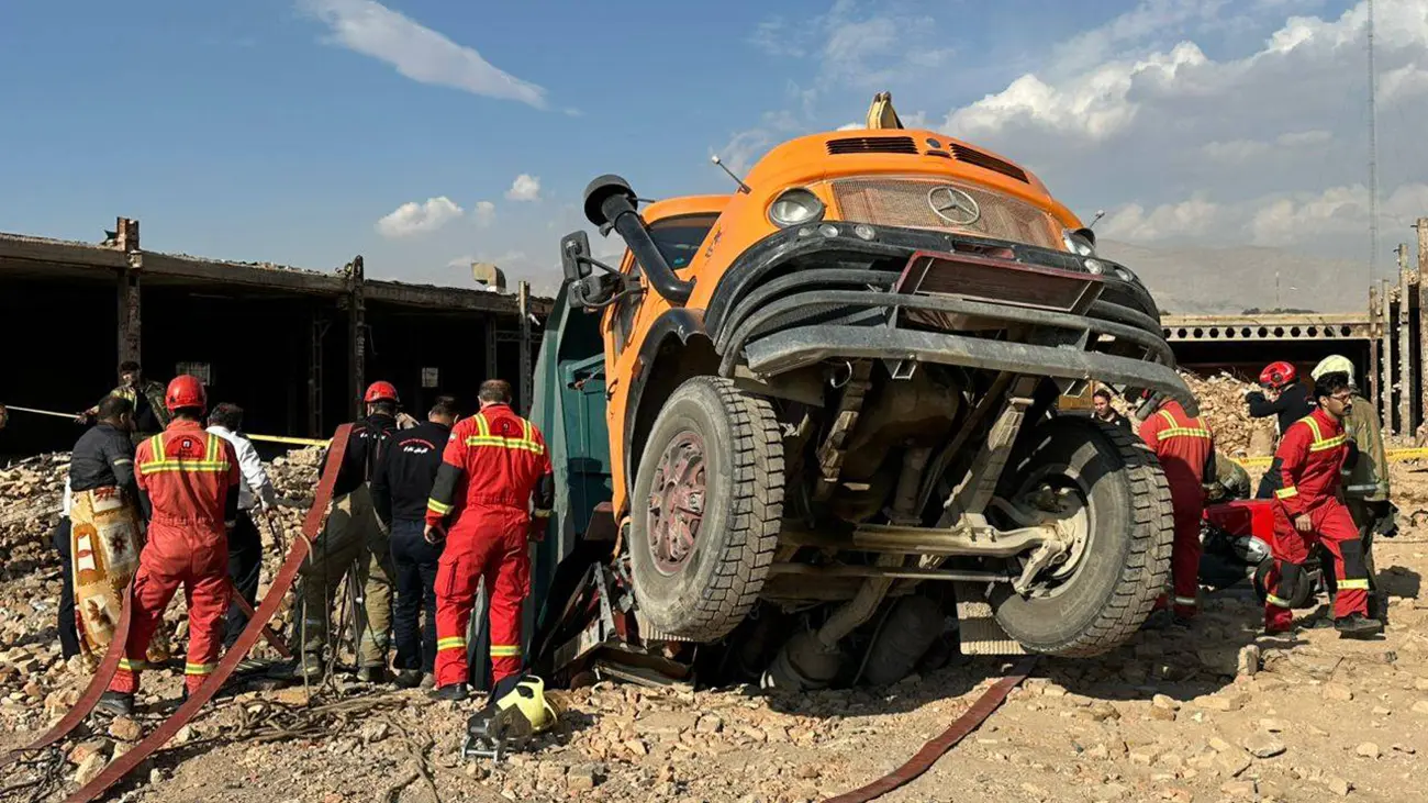 سانحه دلخراش؛ سقوط کامیون در گودال جان دو کارگر را گرفت