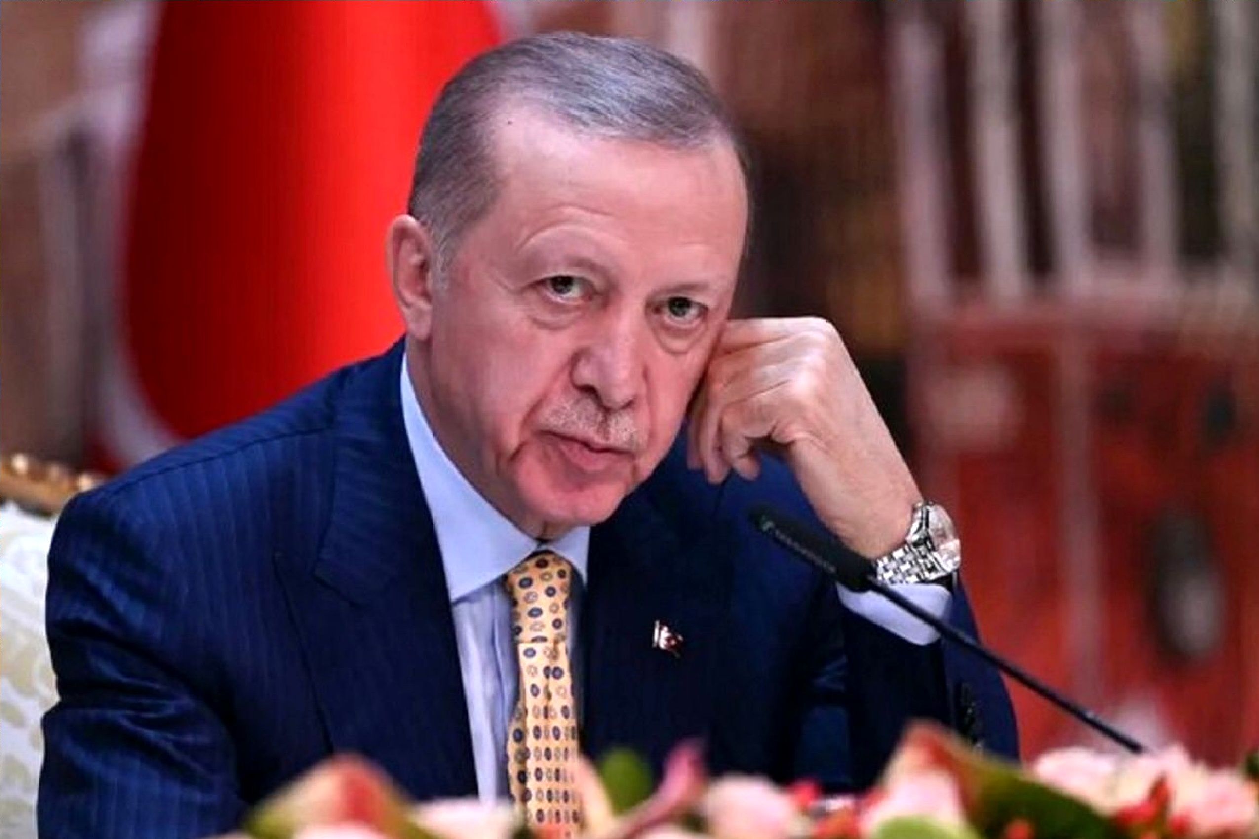 یک روزنامه‌نگار ترکیه‌ای به دلیل بازنشر یک نظرسنجی که به بررسی نظرات عمومی درباره رجب طیب اردوغان، رئیس‌جمهور این کشور می‌پرداخت، به محکومیت محکوم شد. این اقدام، بار دیگر توجه‌ها را به محدودیت‌های موجود در زمینه آزادی مطبوعات و بیان در ترکیه جلب کرده