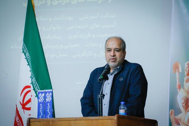 خضریان تأکید کرد: مدیرانی که هرگز طعم محرومیت را تجربه نکرده‌اند، قادر به درک واقعی خدمت‌رسانی نخواهند بود. این اظهار نظر نشان‌دهنده لزوم آشنایی مدیران با مشکلات اجتماعی و اقتصادی جامعه است تا بتوانند به طور مؤثر و عمیق‌تری به نیازهای مردم پاسخ دهند. به