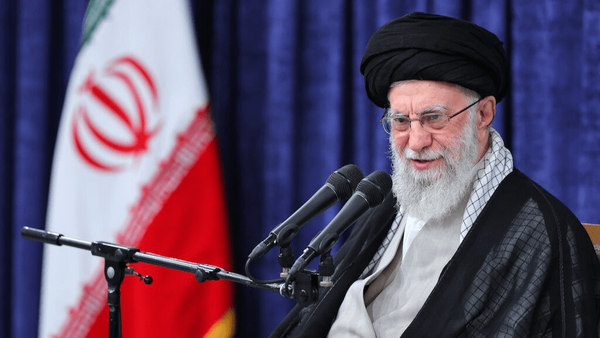 مقام معظم رهبری امشب در سخنانی با مردم به بیان دیدگاه‌ها و نظرات خود خواهند پرداخت. این سخنرانی فرصتی مناسب برای شنیدن نظرات رهبری در خصوص مسائل روز کشور و منطقه خواهد بود. به گزارش آگاهنا، انتظار می‌رود این سخنرانی مورد توجه مردم قرار گیرد.