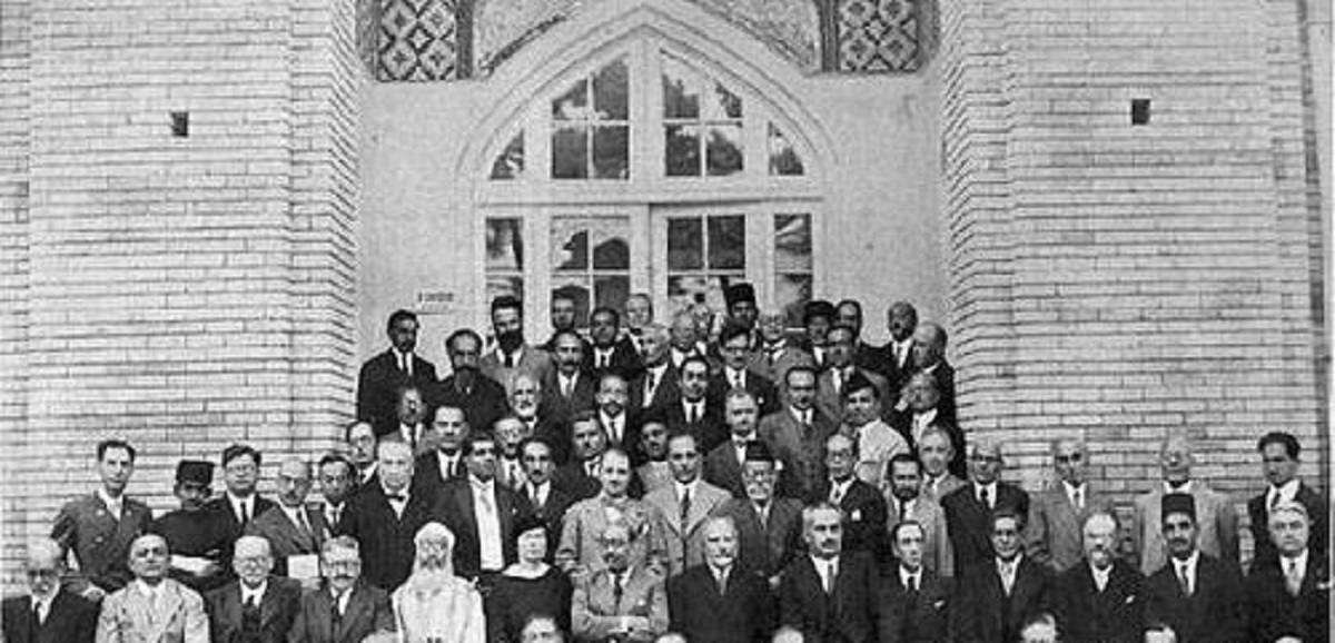 شرکت‌کنندگان کنگره هزاره فردوسی در برابر تالار دارالفنون (عکس)