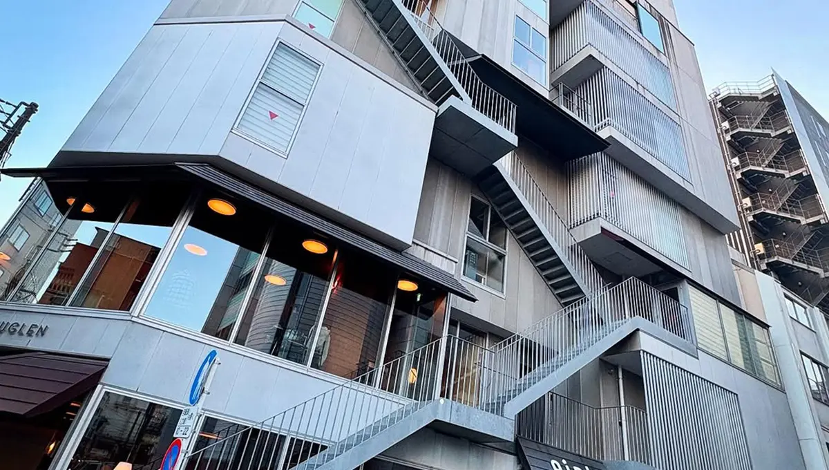 نمای جذاب و شلوغ یک ساختمان در توکیو! (تصاویر)