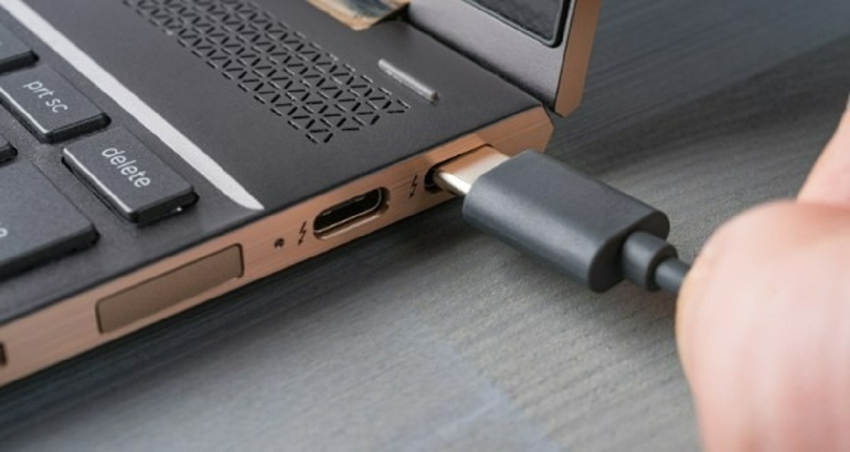 5 وسیله‌ای که هرگز نباید به پورت USB لپ‌تاپتان متصل کنید