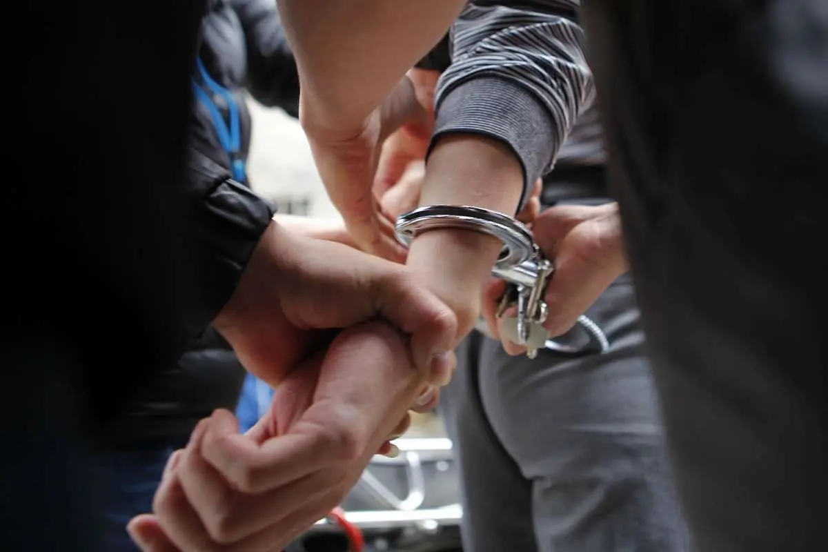 اخاذی از شهروندان در لباس پلیس/ مأموران قلابی دستگیر شدند