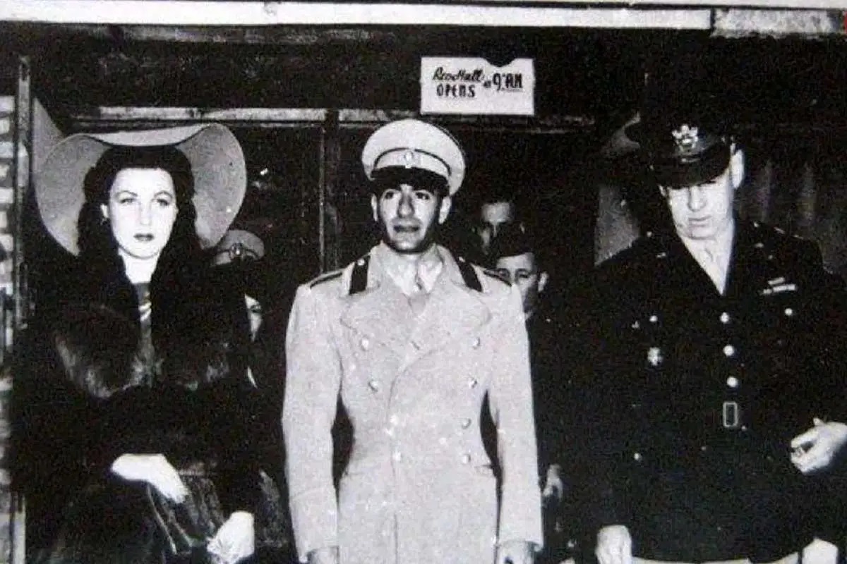 لحظه‌ای ویژه: محمدرضا پهلوی و بوسه‌ای بر دستان همسر اولش در مصر (عکس)