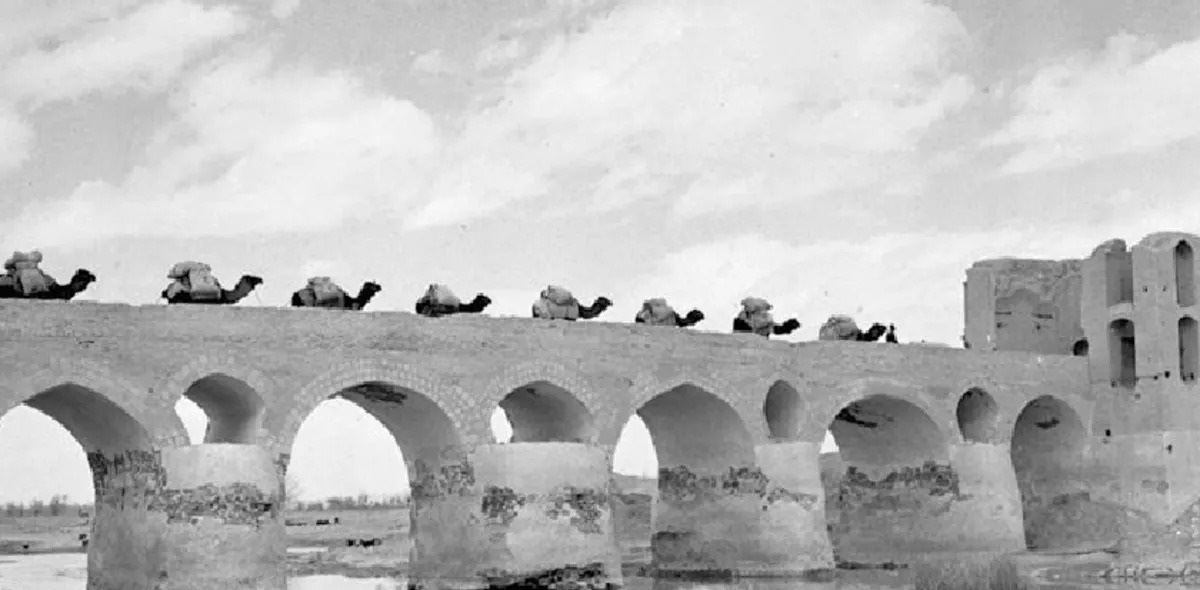 کاروان شتر بر فراز پل تاریخی؛ تصاویر بی‌نظیر از زاینده‌رود