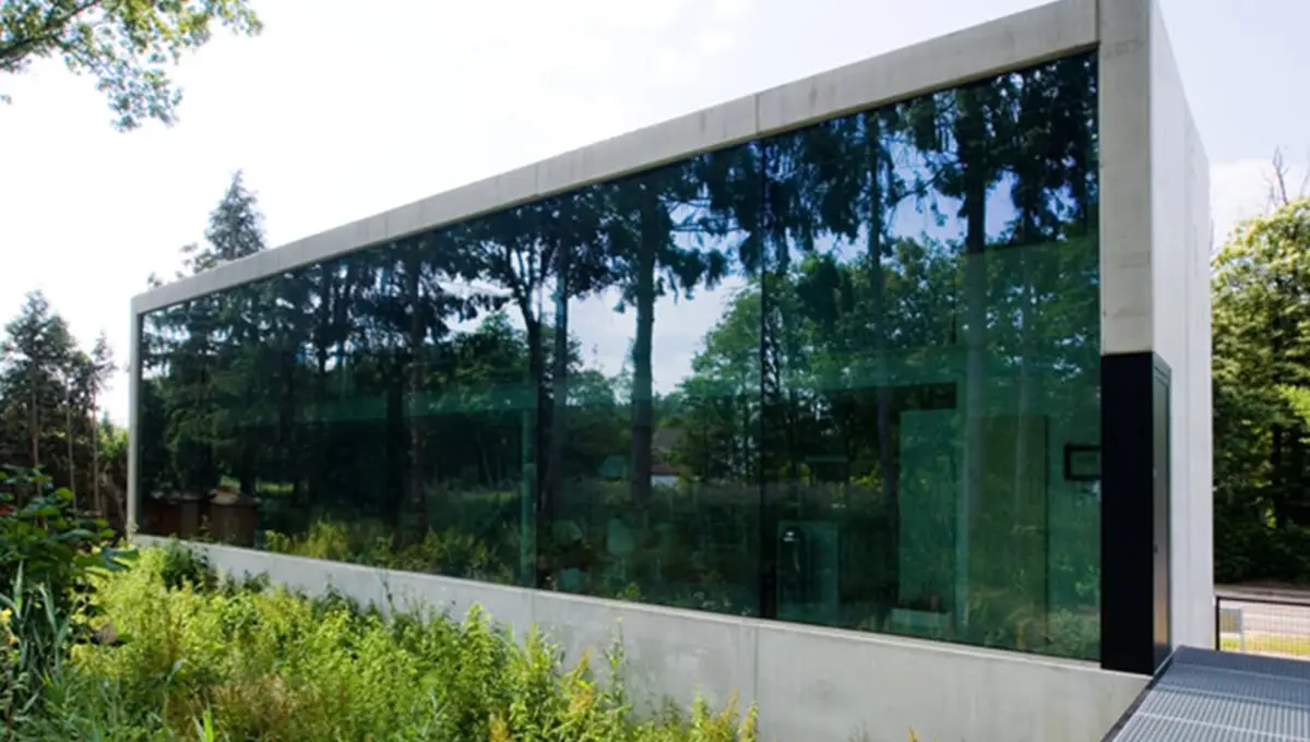 خانه‌ای شگفت‌انگیز با نمای شیشه‌ای و چشم‌انداز زیبای کانال آبی در بلژیک