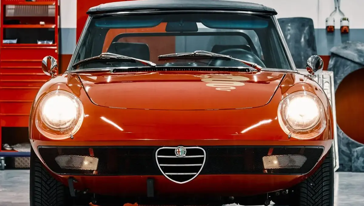 احیای یک کلاسیک ایتالیایی: ۷۰۰ ساعت تلاش برای بازسازی آلفا رومئو اسپایدر 2000 (+عکس)