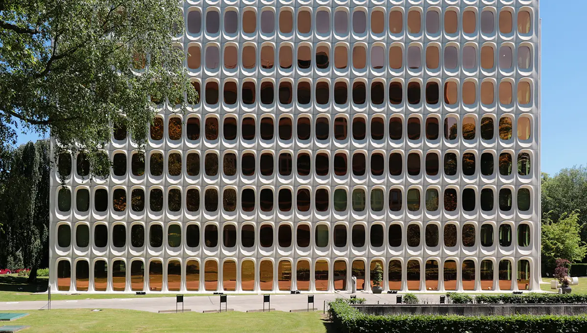 ساختمان مرکزی CBR در بروکسل؛ تجلی زیبایی بروتالیسم با طراحی مدرن بتن ماژولار (+عکس)