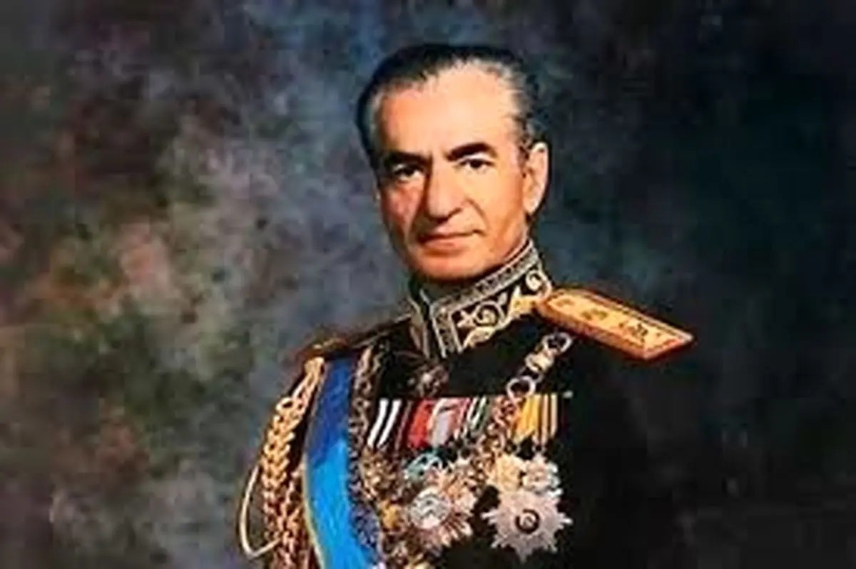 محمدرضا پهلوی، در لحظه‌ای خاطره‌ساز در سال ۱۳۳۷ مشغول مرور آلبوم عکس‌ها (عکس)