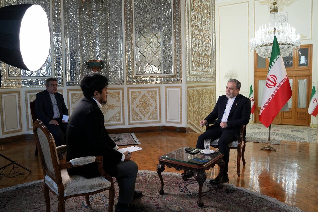 عراقچی: برای دستیابی به فناوری هسته‌ای جانفشانی کرده‌ایم و آن را رها نخواهیم کرد. 

به گزارش آگاهنا، معاون وزیر امور خارجه ایران با تأکید بر اهمیت فناوری هسته‌ای برای کشور، اعلام کرد که جمهوری اسلامی ایران برای این فناوری هزینه‌های سنگینی را متحمل شده و به هیچ وجه قصد ندارد آن