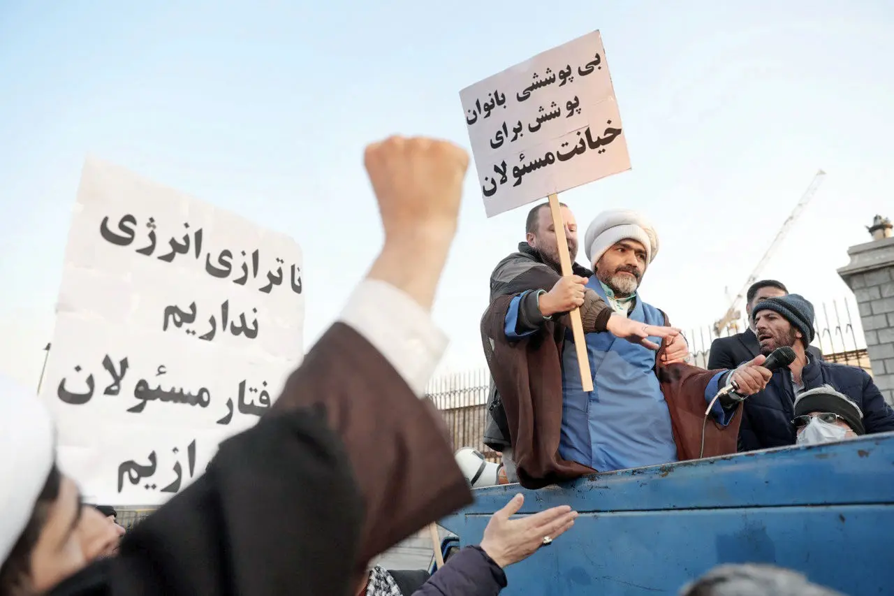 پس از تأکید مقام معظم رهبری بر حمایت از دولت، رفتار گروه‌های تندرو در فضای سیاسی کشور مورد تحلیل و بررسی قرار گرفته است. این گروه‌ها که معمولاً مواضع انتقادی و تندی نسبت به دولت دارند، در روزهای اخیر واکنش‌های متفاوتی نشان داده‌اند. 

برخی از این تندروها تلاش کردند تا با بیان