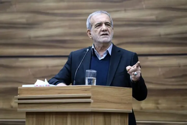 پزشکیان با اشاره به وضعیت آب در کشور گفت: انتقال آب دریا به فلات مرکزی ایران یک اقدام اضطراری و ضروری بود که برای تأمین نیازهای آبی این منطقه انجام شد. وی تأکید کرد که این تصمیم به دلیل کمبود منابع آب و ضرورت حفظ محیط زیست اتخاذ گردید.