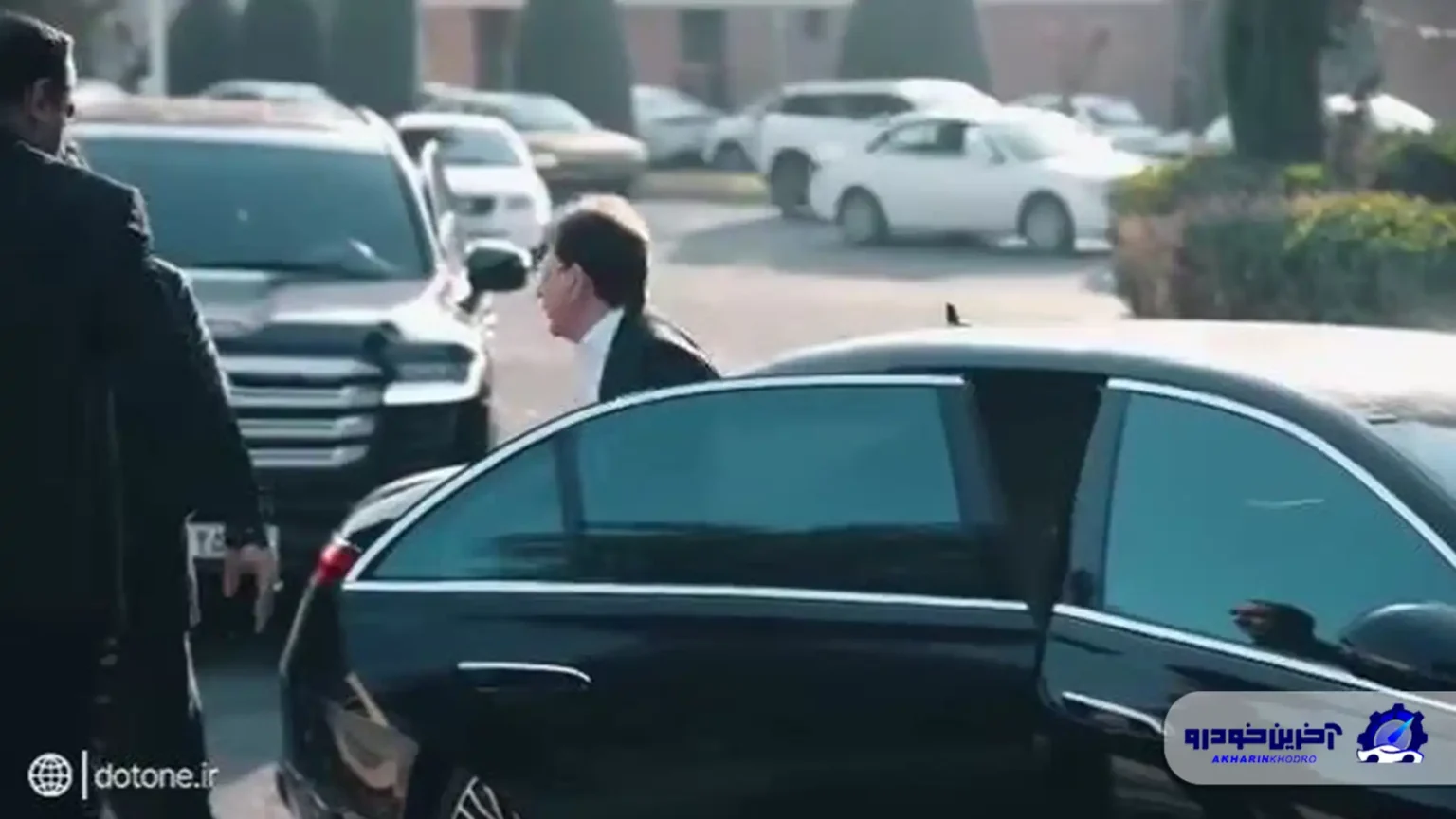 بابک زنجانی با خودرو میباخ و همراهی خودروی لندکروزر در مراسم افتتاحیه‌ای حضور یافت. این حضور جنجالی توجهات زیادی را به خود جلب کرد. تصاویر مربوط به این مراسم نیز به وضوح نشان‌دهنده نوع ویژه ورود وی به این مراسم است. به گزارش آگاهنا، این رویداد با حواشی متعد