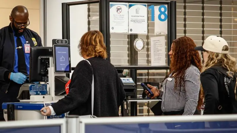 به گزارش آگاهنا، احتمال بررسی سوابق پنج‌ساله فعالیت گردشگران خارجی در شبکه‌های اجتماعی توسط آمریکا مطرح شده است. این اقدام به منظور بررسی دقیق‌تر و ارزیابی رفتارهای آنلاین مسافران در ایالات متحده انجام می‌شود. تحلیل این داده‌ها می‌تواند به تصمیم‌گیری‌های امنیتی و نظارتی کمک کند و به ویژه در شرایط کنونی که نگر