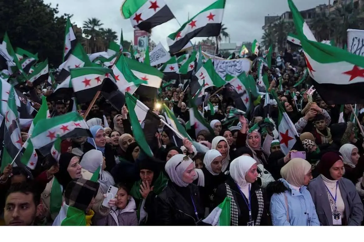 مجلس نمایندگان آمریکا با لغو تحریم‌های اقتصادی علیه سوریه موافقت کرد. این تصمیم در نتیجه بررسی‌های گسترده و با هدف بهبود وضعیت انسانی در این کشور اتخاذ شده است. لغو این تحریم‌ها ممکن است فرصتی برای بازسازی و توسعه اقتصادی سوریه فراهم آورد و به کاهش رنج‌های مردم این کشور کمک کند. به گزارش آگاهنا،