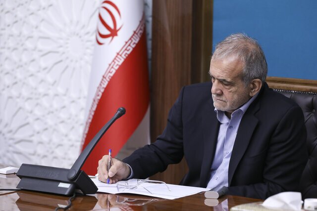 به گزارش آگاهنا، پزشکیان به مناسبت روز مادر پیام تبریکی صادر کرد و این روز را به تمامی مادران عزیز تبریک گفت. وی ابراز امیدواری کرد که همواره محبت و فداکاری مادران در جامعه مورد توجه و قدردانی قرار گیرد.