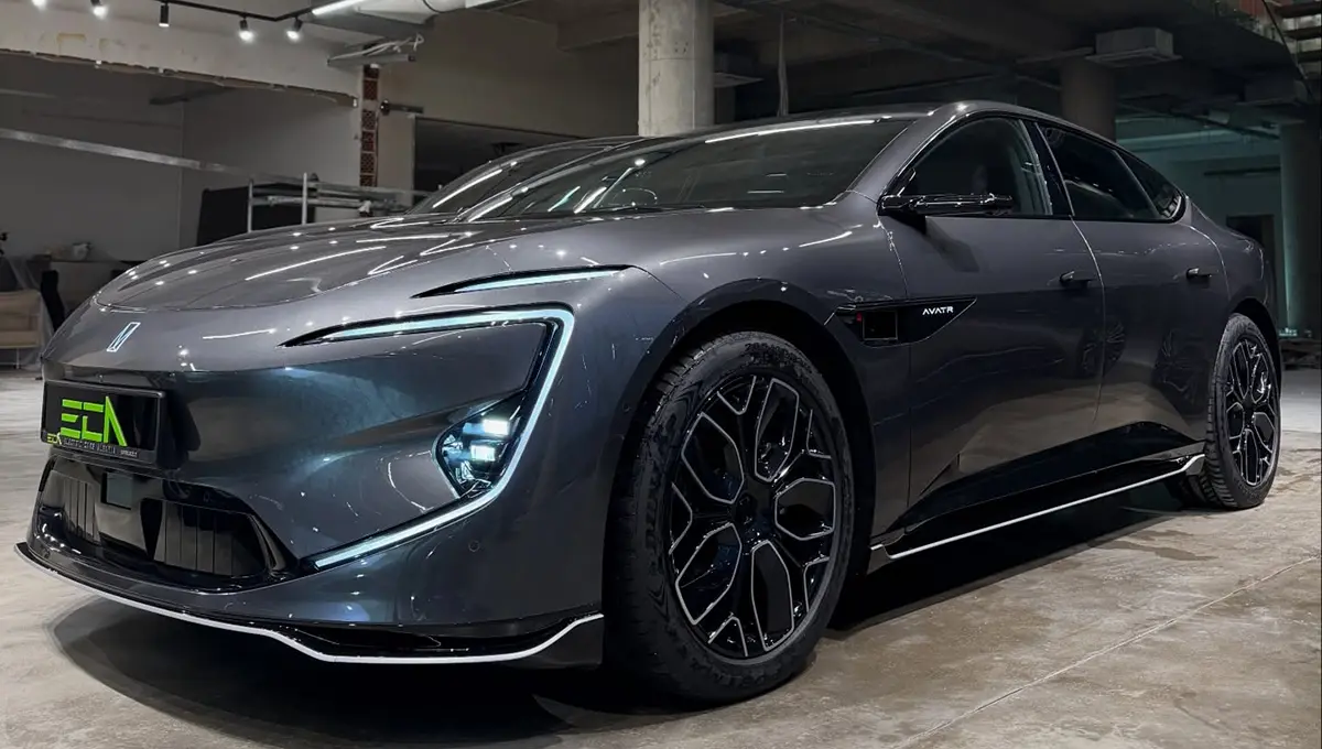 آواتر ۱۲ EV MAX؛ شاسی‌بلند الکتریکی با شتاب خیره‌کننده ۳.۸ ثانیه‌ای و سیستم چهارچرخ متحرک (+عکس)