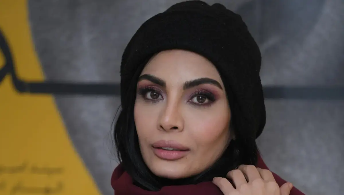 استایل شیک و زمستانی صحرا اسداللهی در رونمایی «صداها» (عکس)