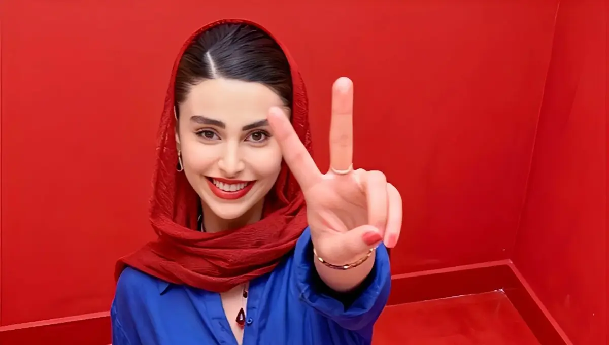 استایل سرخابی لاله مرزبان با بوت‌های بلند و روسری قرمز در یک فوتوشوت شاد (عکس)