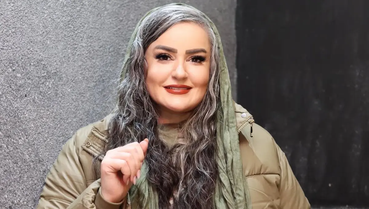 استایل پاییزی «نعیمه نظام‌دوست» با کاپشن پفی و شال سبز در جشنواره کمدی (عکس)