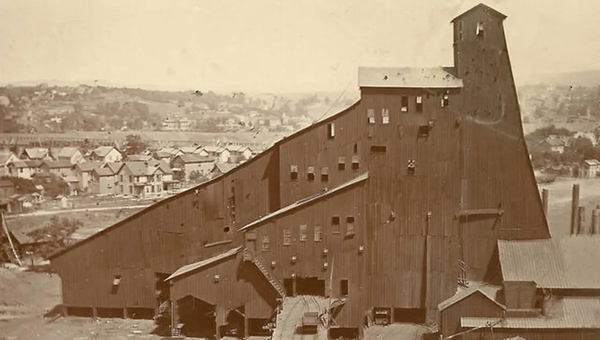 معماری خیره‌کننده یک ساختمان بزرگ چوبی (عکس)