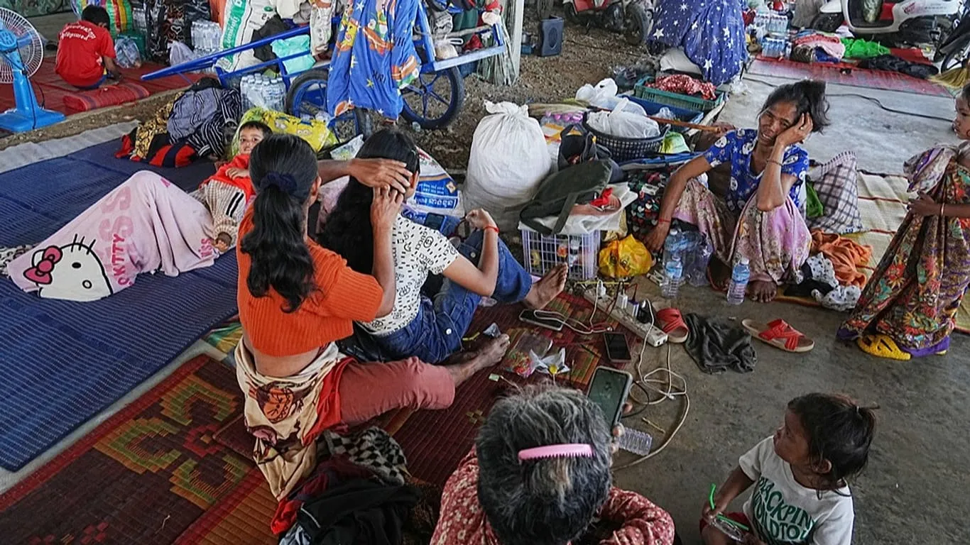 تداوم بمباران تایلند بر کامبوج؛ بحران آوارگی نیم میلیون نفر