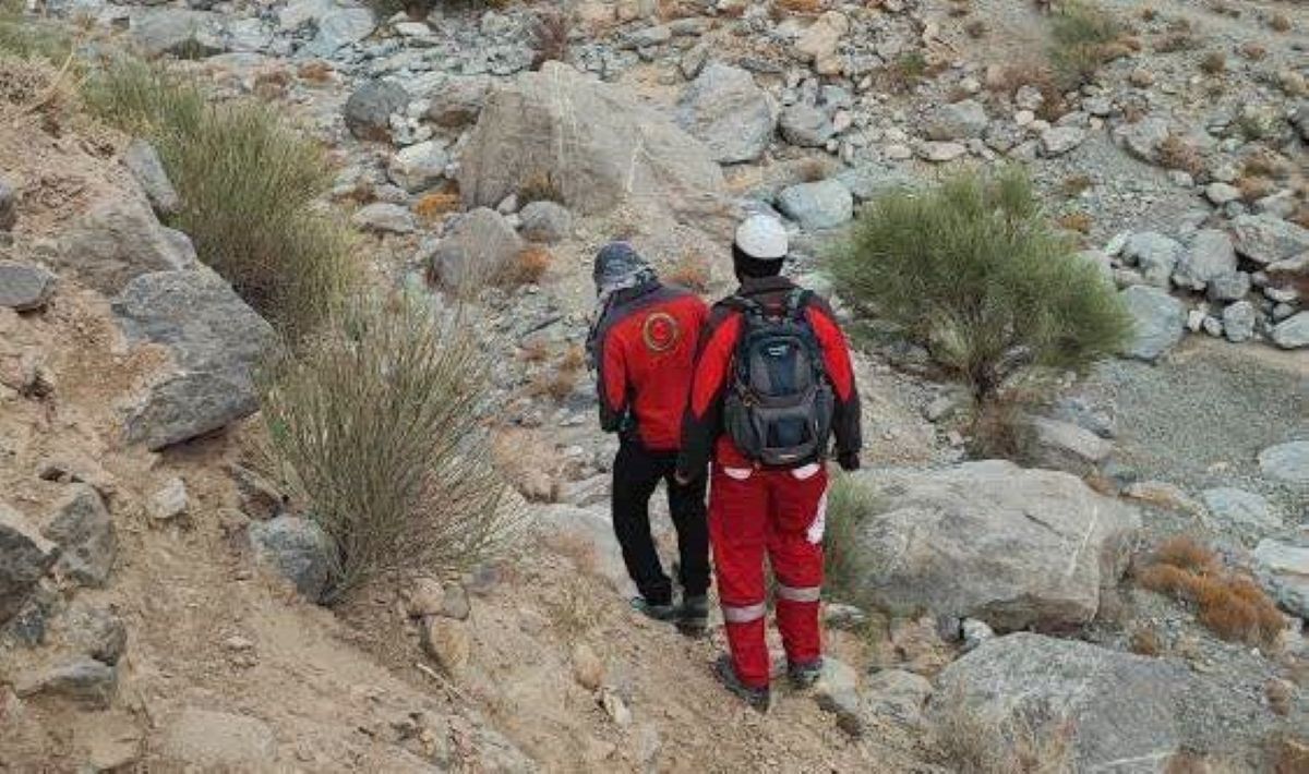 نجات دو کوهنورد گرفتار در ارتفاعات نارکی مهریز یزد