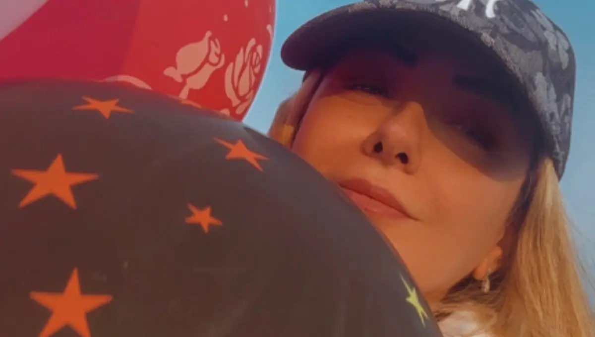 استایل کژوال بیتا سحرخیز در جشن تولد: هودی سفید و بادکنک‌های رنگارنگ (عکس)