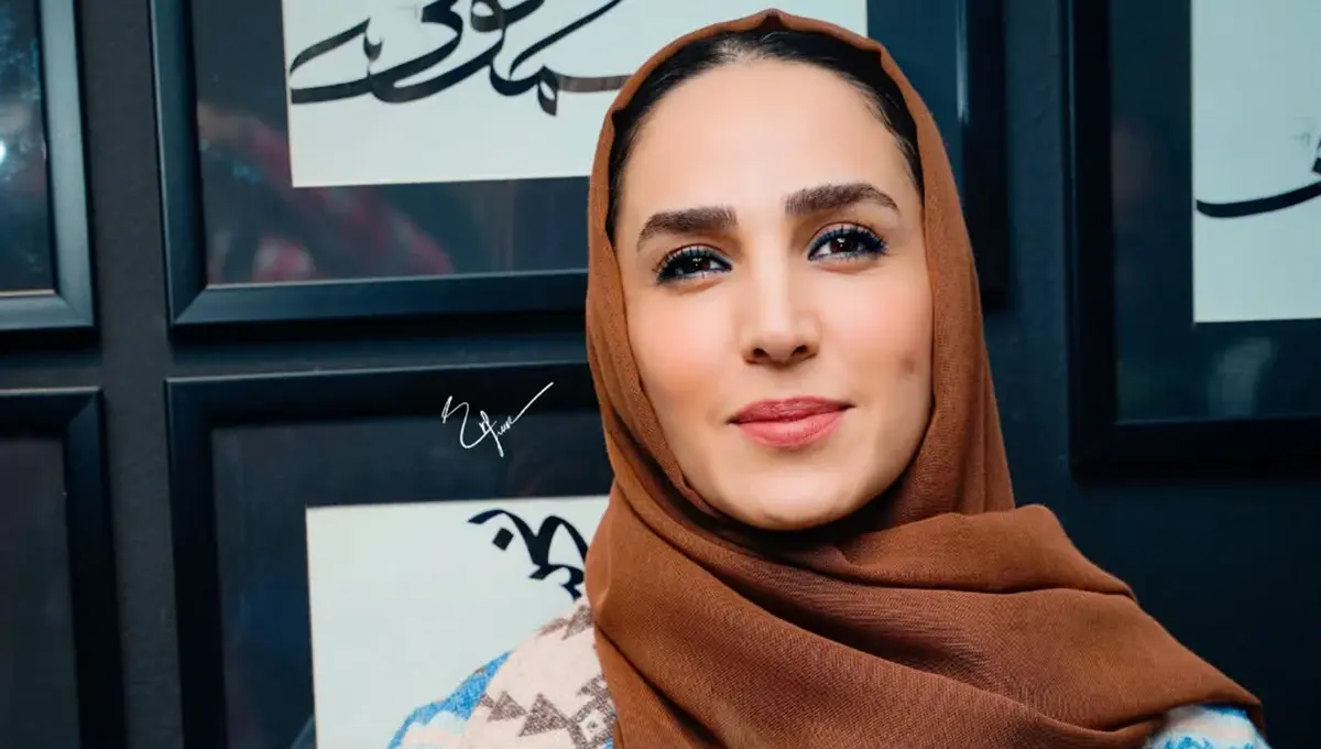 تیپ هنری سوگل طهماسبی در مراسم رونمایی از کتاب «من شاعر نیستم» (عکس)