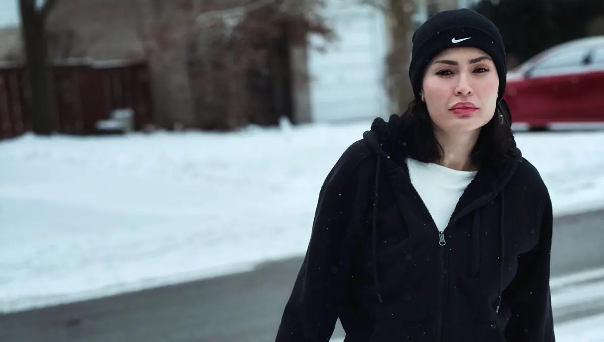 شیوا طاهری در برف‌های کانادا: استایل زمستانی شیک با ترکیب مشکی و کرم (عکس)