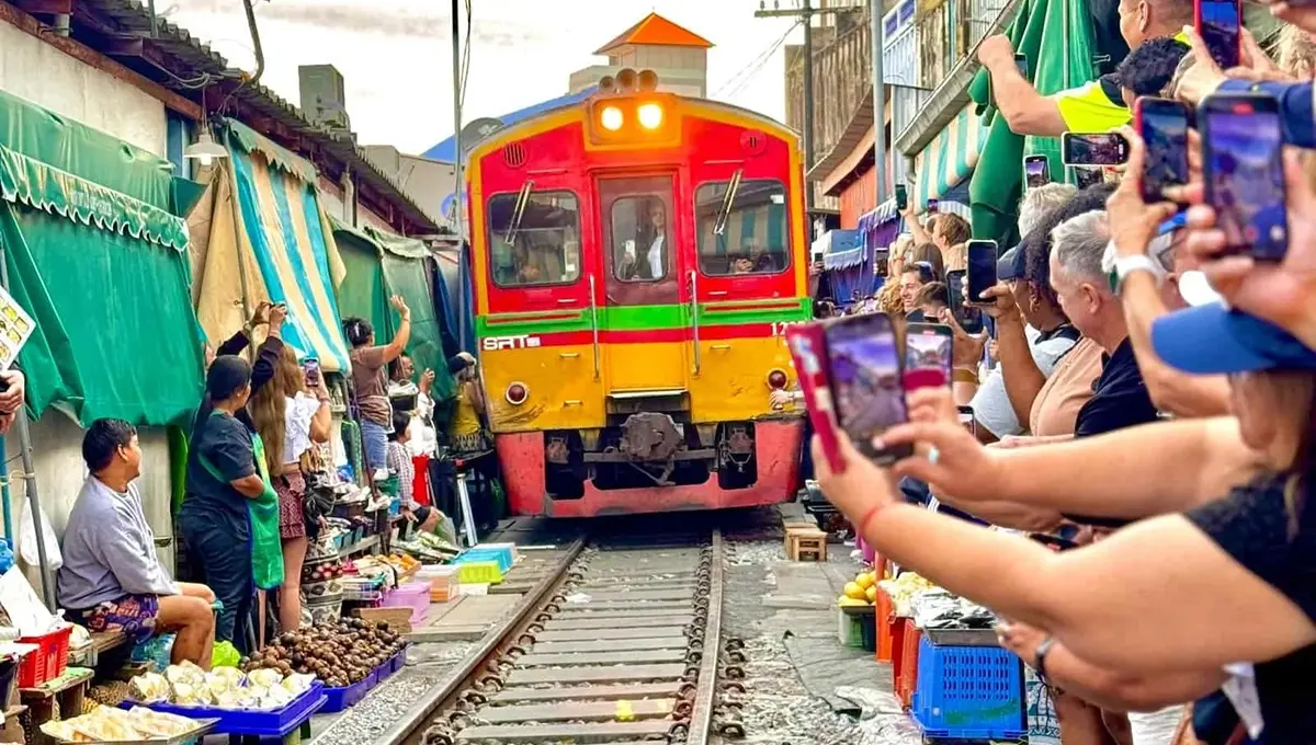 وقتی قطار از کنار مشتری‌ها عبور می‌کند! / نگاهی به بازار عجیب ریلی تایلند (فیلم)