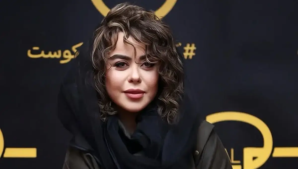 الهام اخوان در پشت صحنه «جشن» تماشاخانه ملک با استایل ساده و مشکی دیده شد (عکس)