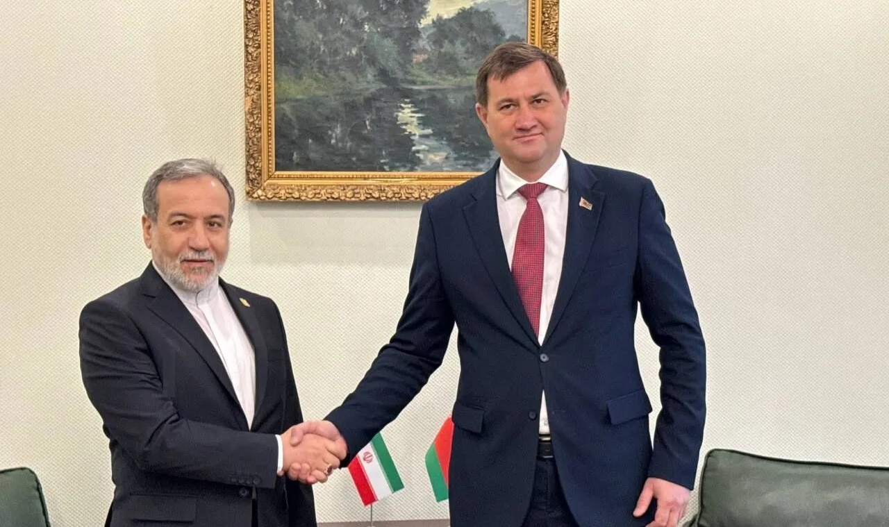 ایران و بلاروس در راستای تقویت روابط دو جانبه، اسناد همکاری را امضا کردند. این توافقنامه‌ها به منظور توسعه همکاری‌های اقتصادی، فرهنگی و علمی میان دو کشور تهیه و به امضا رسید. این اقدام نشان‌دهنده عزم جدی دو کشور برای گسترش همکاری‌های مشترک و افزایش تعاملات در عرصه‌های مختلف است. به گزارش