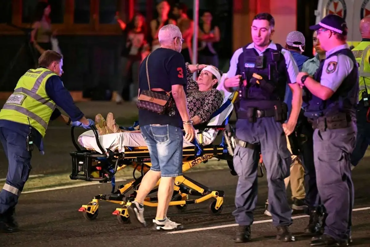 به گزارش آگاهنا، موساد اعلام کرده است که در حادثه اخیر سیدنی هیچ اثر انگشتی پیدا نکرده است و بر این اساس، به ایران نسبت داده است. این ادعا در حالی مطرح می‌شود که هنوز جزئیات بیشتری از این واقعه منتشر نشده است. کارشناسان امنیتی نسبت به این اظهارات واکنش نشان داده و بر لزوم بررسی دقیق