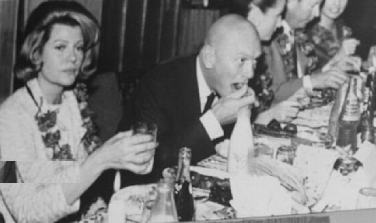 بازیگر معروف هالیوود در تهران چلوکباب تناول کرده و گز اصفهان سوغاتی برد! (+عکس)