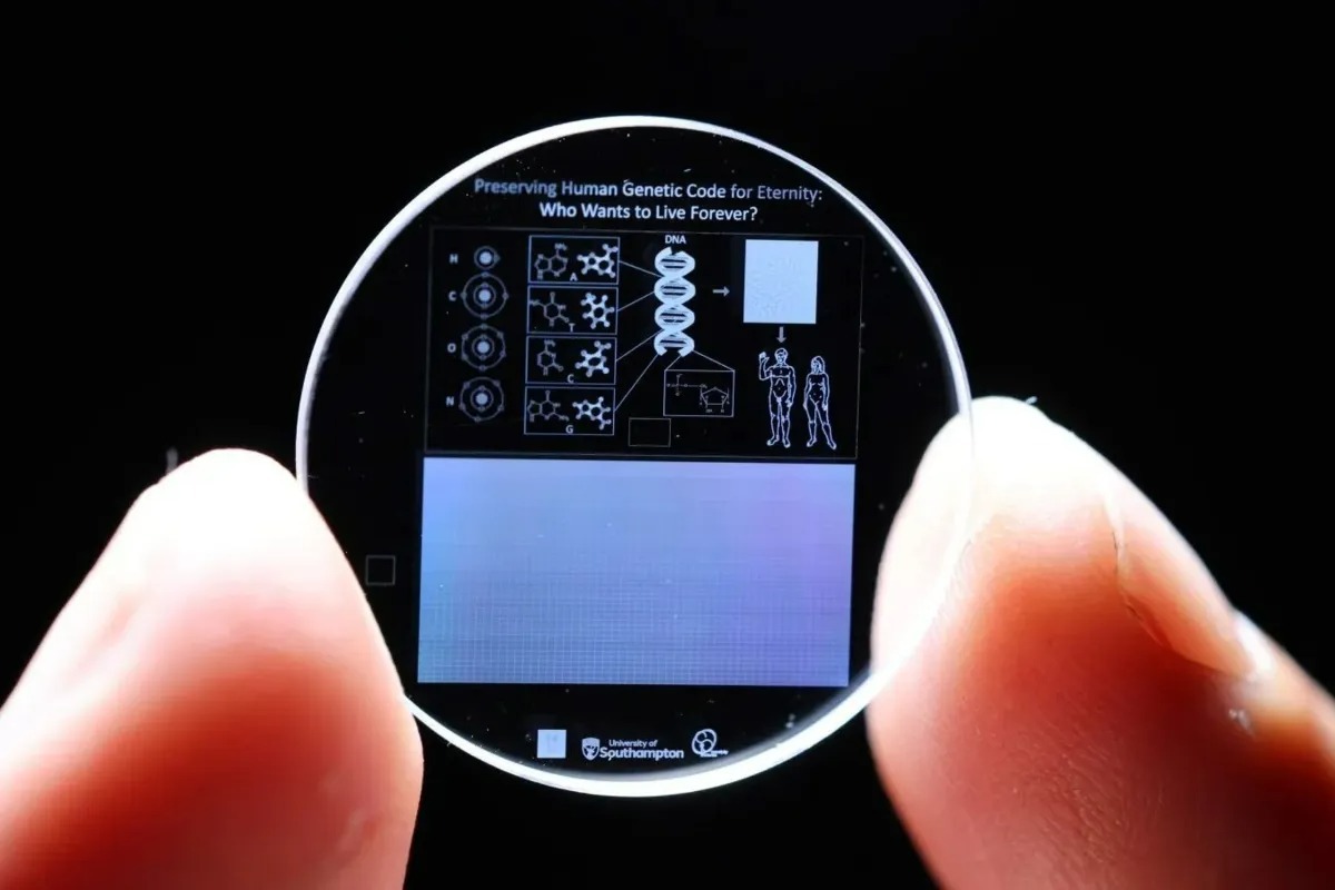 شیشه‌ای عجیب که می‌تواند اطلاعات را برای ۱۳.۸ میلیارد سال نگه دارد!